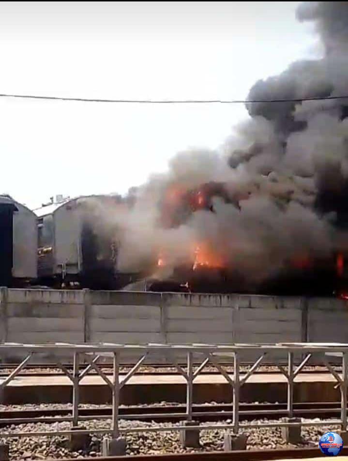 Di Duga kelalaian kerja Gerbong Bekas Di Purwakarta Terbakar