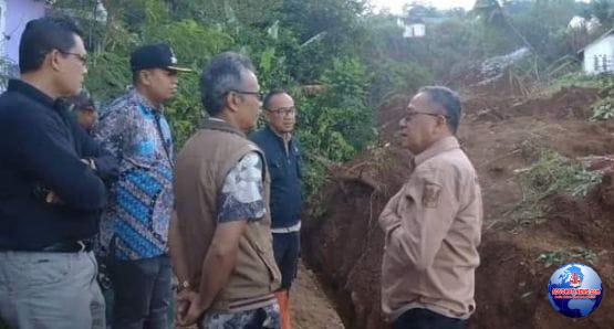Wabup Iyos Somantri Tinjau langung lokasi longsor di Desa Sekarwangi