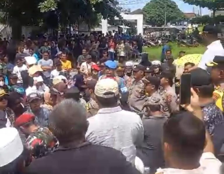 Ribuan Warga Belinyu Berunjuk Rasa di Kantor Camat, Minta Pemerintah Cari Solusi Ekonomi