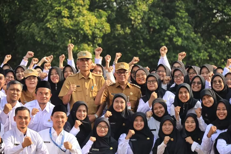 Secara Simbolis SK PPPK untuk 550 Tenaga Pendidik Diserahkan Pj Wali Kota Bekasi, Lalu Bagaimana Nasib PHL dan TKK Di Lingkungan Pemerintah Kota Bekasi ?