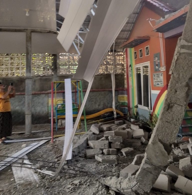 Diduga Oknum Pemborong Mahir Garong Semen Berakibat Cor Beton tak Berkualitas Bangunan Sekolah TPQ Baru Tiga Bulan Ambruk Roboh