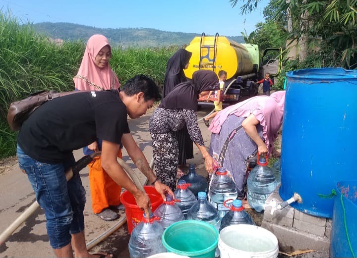 Perumdam Tirta Jaya Mandiri Kembali Salurkan Bantuan Air Bersih untuk Warga Terdampak Kekeringan di Cibadak