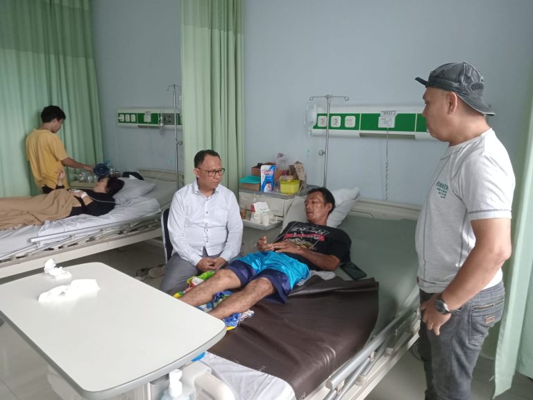Paslon Merdeka Jenguk dan Bantu Korban Kabel PLN