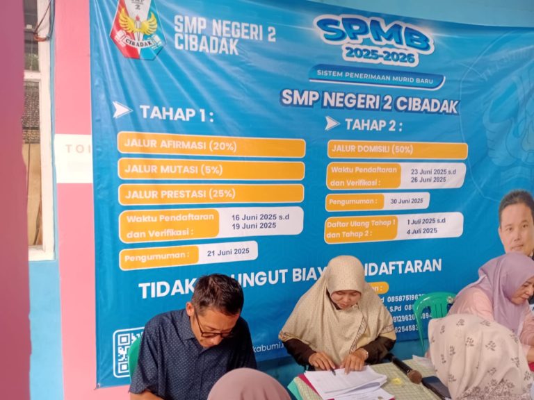 ANTUSIASME ORANG TUA DAN CALON SISWA MEMADATI LOKASI PPDB SMP NEGERI 2 CIBADAK TAHUN AJARAN 2025/2026