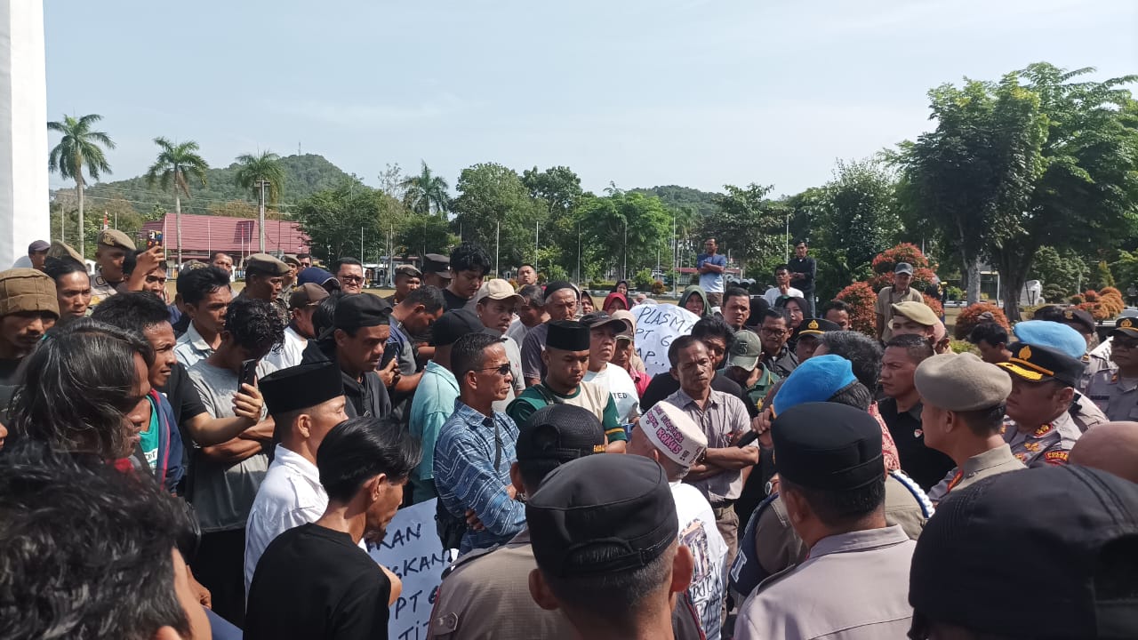 Caption: 
Saat Aksi Damai Perwakilan masyarakat 9 desa di kantor Bupati Bangka (Kamis 6/8/ 2026)