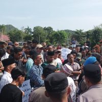 Caption: 
Saat Aksi Damai Perwakilan masyarakat 9 desa di kantor Bupati Bangka (Kamis 6/8/ 2026)